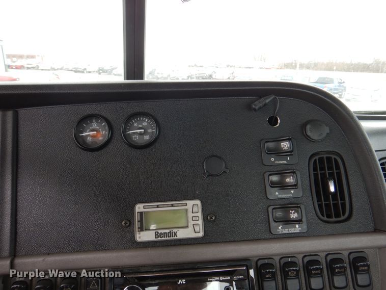 image for item DN7288 2014 Peterbilt 384  semi truck