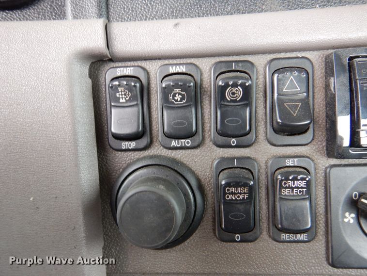 image for item DN7288 2014 Peterbilt 384  semi truck