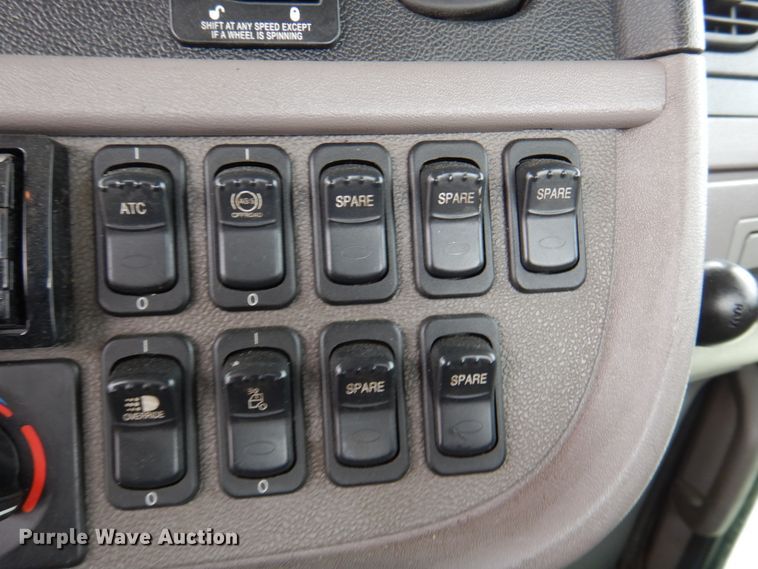 image for item DN7288 2014 Peterbilt 384  semi truck