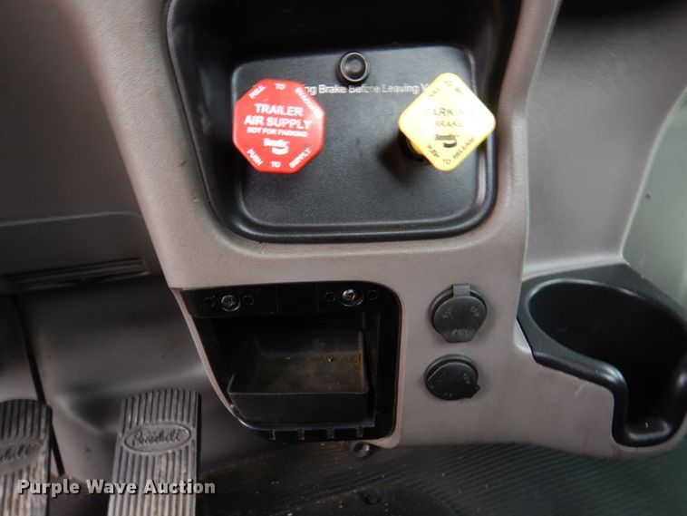 image for item DN7288 2014 Peterbilt 384  semi truck