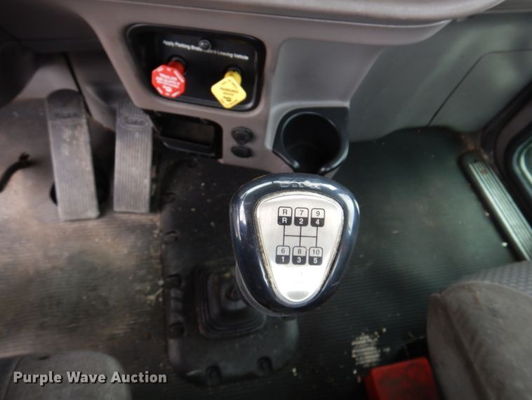 image for item DN7288 2014 Peterbilt 384  semi truck