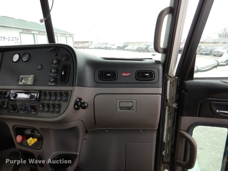 image for item DN7288 2014 Peterbilt 384  semi truck