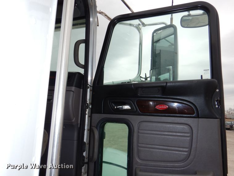 image for item DN7288 2014 Peterbilt 384  semi truck