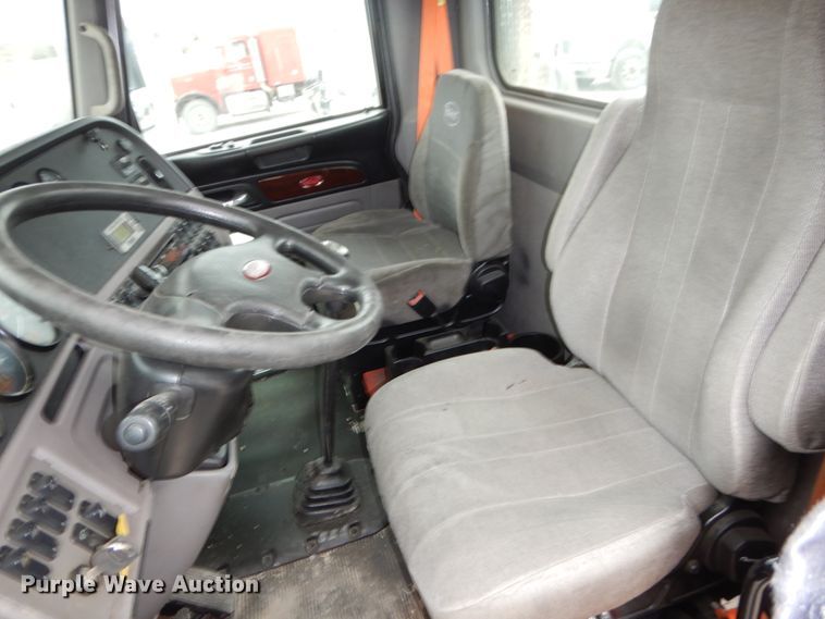 image for item DN7288 2014 Peterbilt 384  semi truck