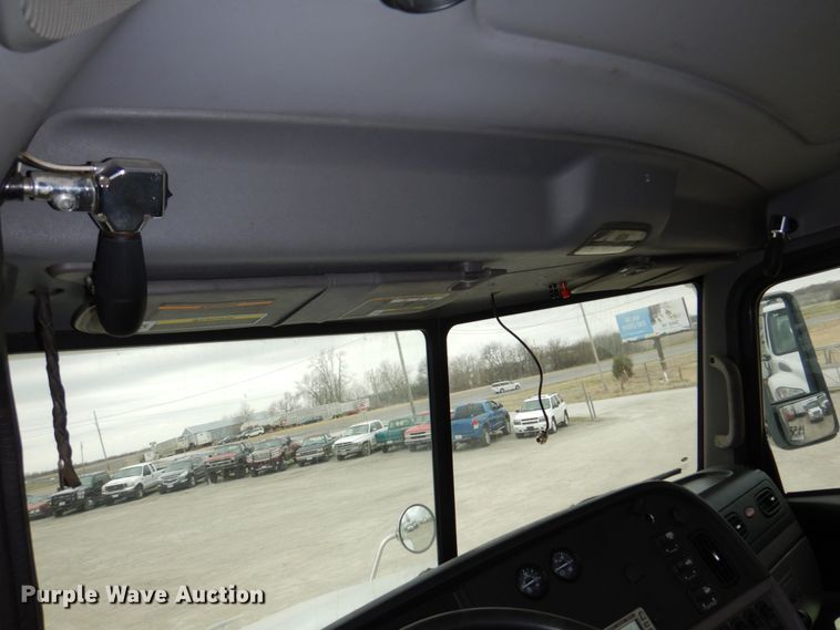 image for item DN7288 2014 Peterbilt 384  semi truck