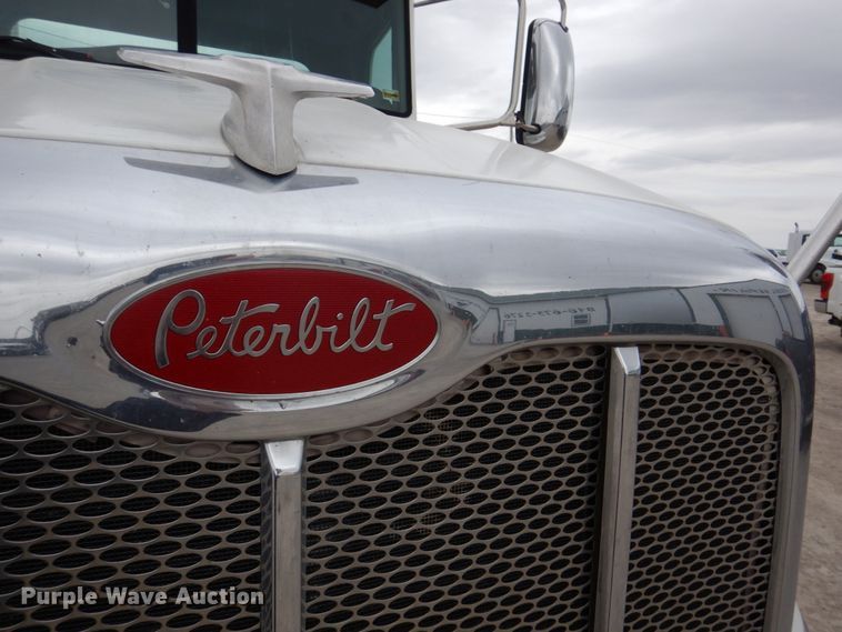 image for item DN7288 2014 Peterbilt 384  semi truck
