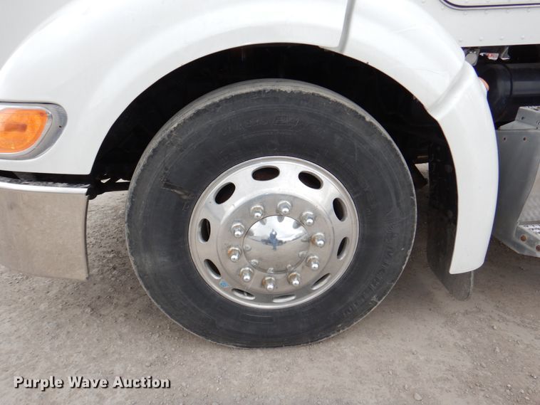 image for item DN7288 2014 Peterbilt 384  semi truck