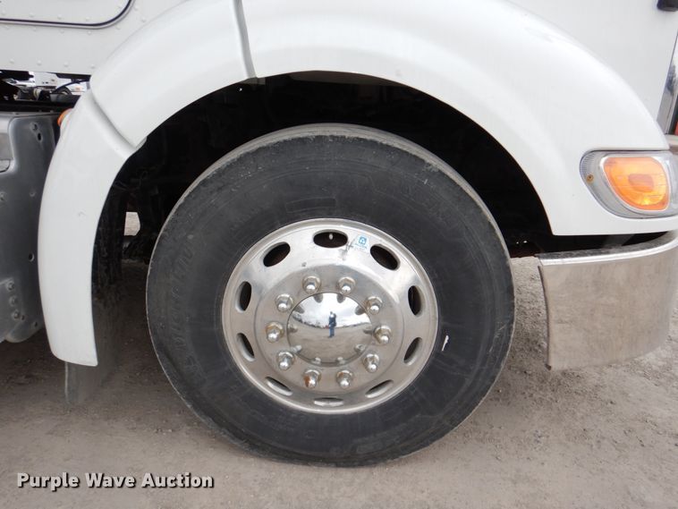 image for item DN7288 2014 Peterbilt 384  semi truck