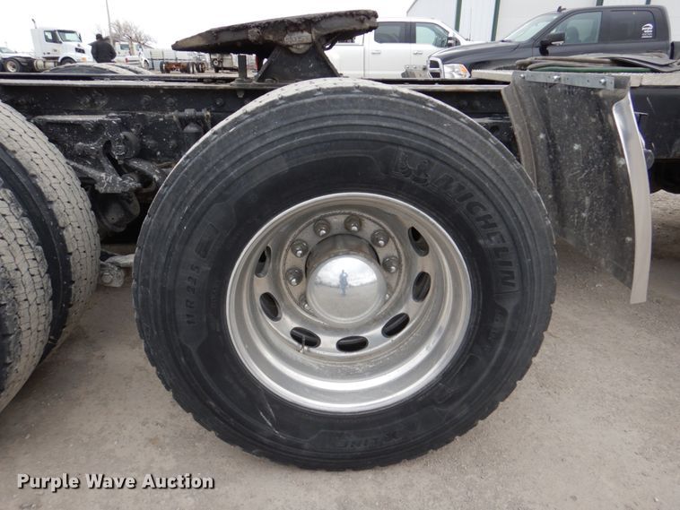 image for item DN7288 2014 Peterbilt 384  semi truck