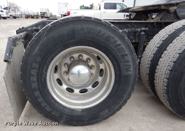 image for item DN7288 2014 Peterbilt 384  semi truck