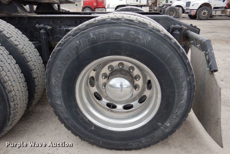 image for item DN7288 2014 Peterbilt 384  semi truck