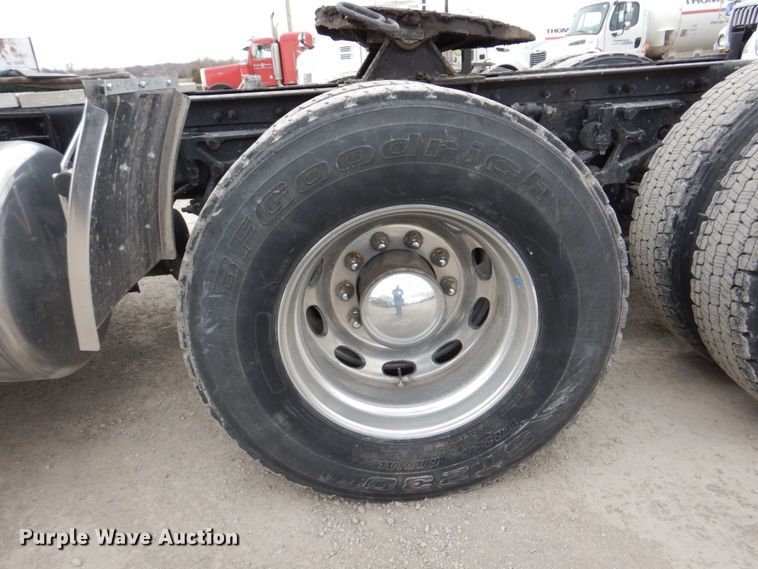 image for item DN7288 2014 Peterbilt 384  semi truck