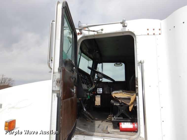 image for item DN7292 1992 Kenworth T800  semi truck