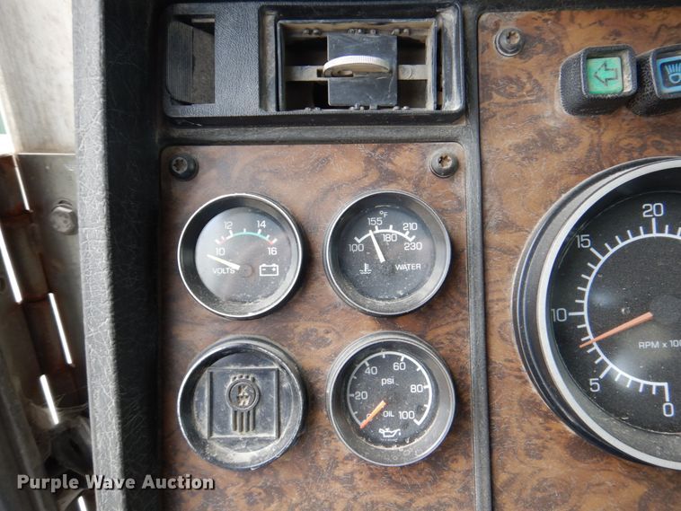 image for item DN7292 1992 Kenworth T800  semi truck