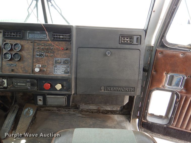 image for item DN7292 1992 Kenworth T800  semi truck