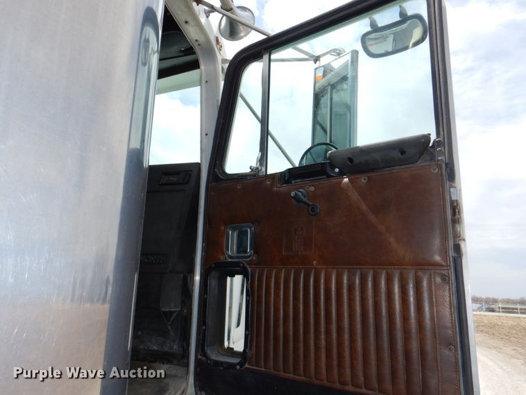 image for item DN7292 1992 Kenworth T800  semi truck