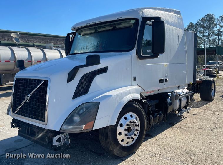 image for item FV9405 2015 Volvo VN Series  semi truck