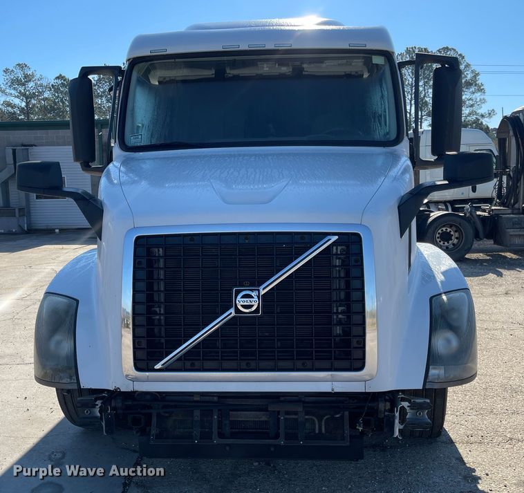 image for item FV9405 2015 Volvo VN Series  semi truck