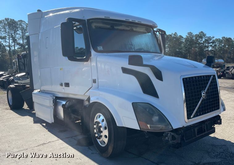 image for item FV9405 2015 Volvo VN Series  semi truck