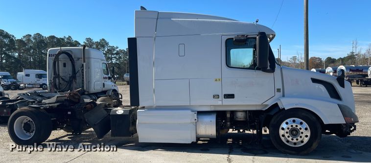 image for item FV9405 2015 Volvo VN Series  semi truck