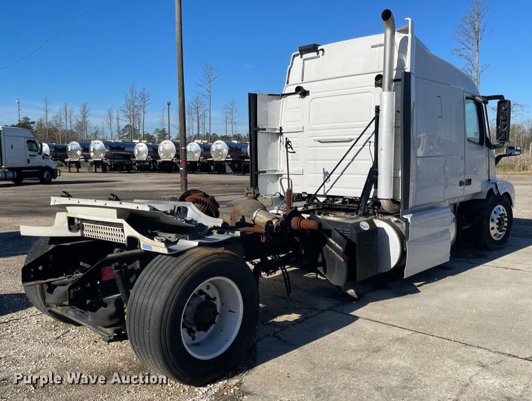 image for item FV9405 2015 Volvo VN Series  semi truck