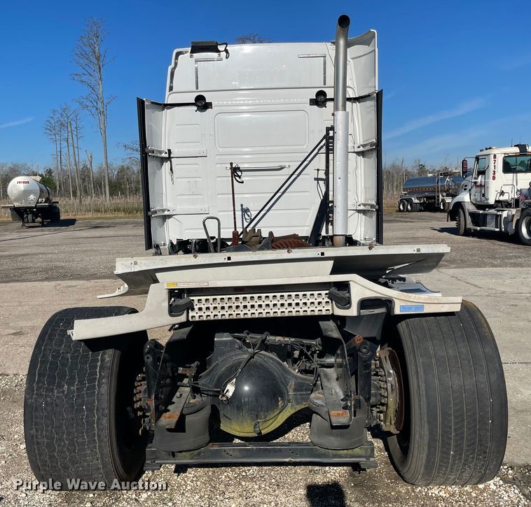 image for item FV9405 2015 Volvo VN Series  semi truck