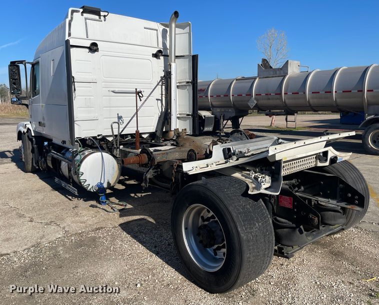 image for item FV9405 2015 Volvo VN Series  semi truck