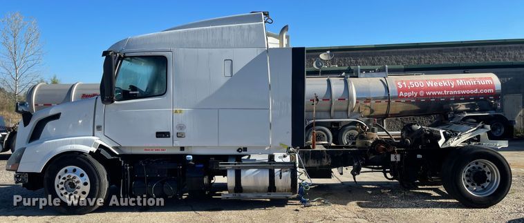 image for item FV9405 2015 Volvo VN Series  semi truck