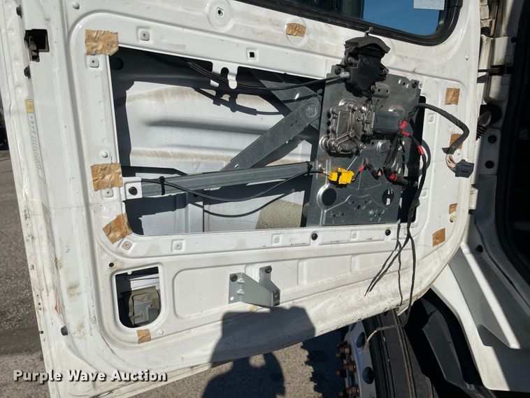 image for item FV9405 2015 Volvo VN Series  semi truck