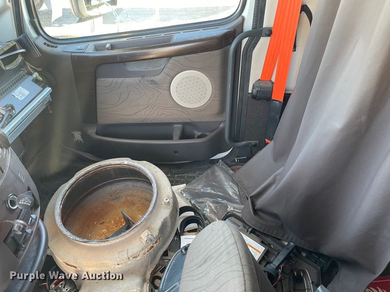 image for item FV9405 2015 Volvo VN Series  semi truck