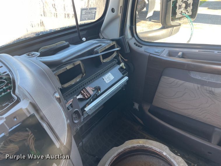 image for item FV9405 2015 Volvo VN Series  semi truck