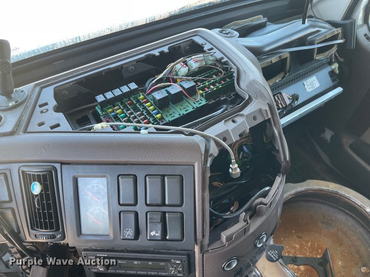 image for item FV9405 2015 Volvo VN Series  semi truck