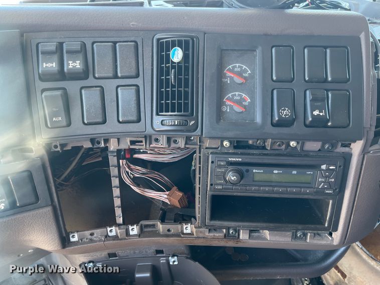 image for item FV9405 2015 Volvo VN Series  semi truck