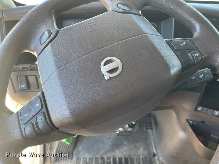 image for item FV9405 2015 Volvo VN Series  semi truck