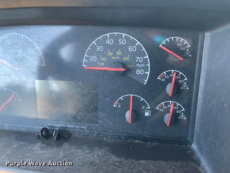 image for item FV9405 2015 Volvo VN Series  semi truck