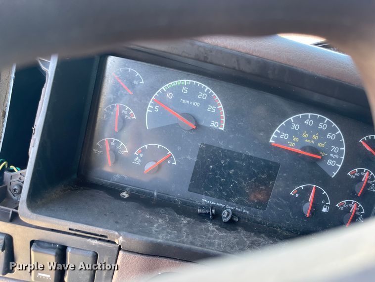 image for item FV9405 2015 Volvo VN Series  semi truck