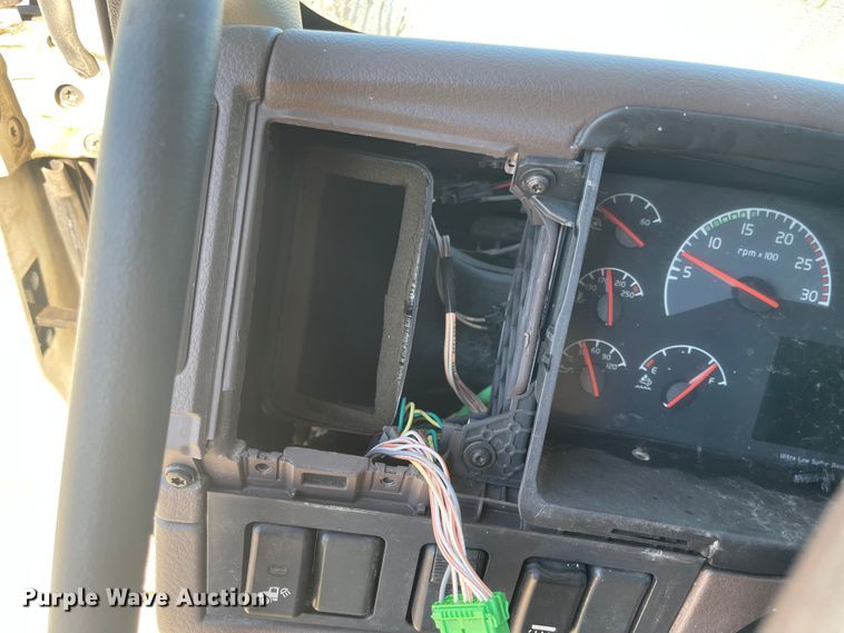 image for item FV9405 2015 Volvo VN Series  semi truck