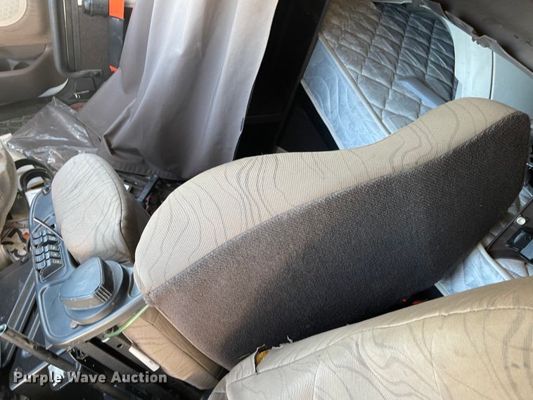 image for item FV9405 2015 Volvo VN Series  semi truck