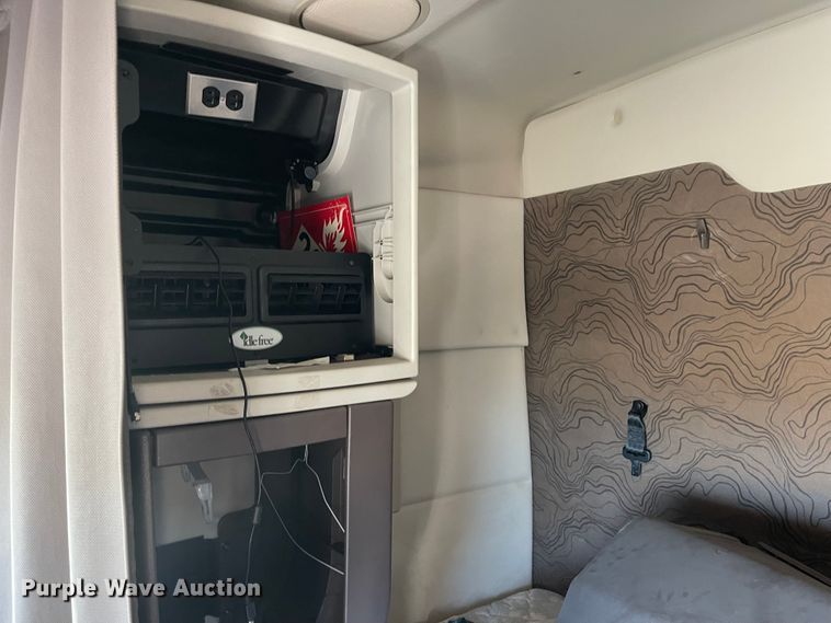 image for item FV9405 2015 Volvo VN Series  semi truck