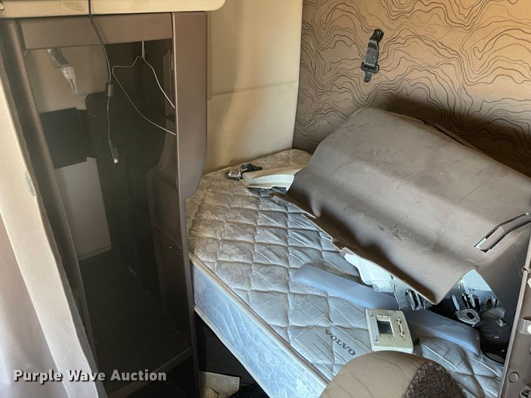 image for item FV9405 2015 Volvo VN Series  semi truck