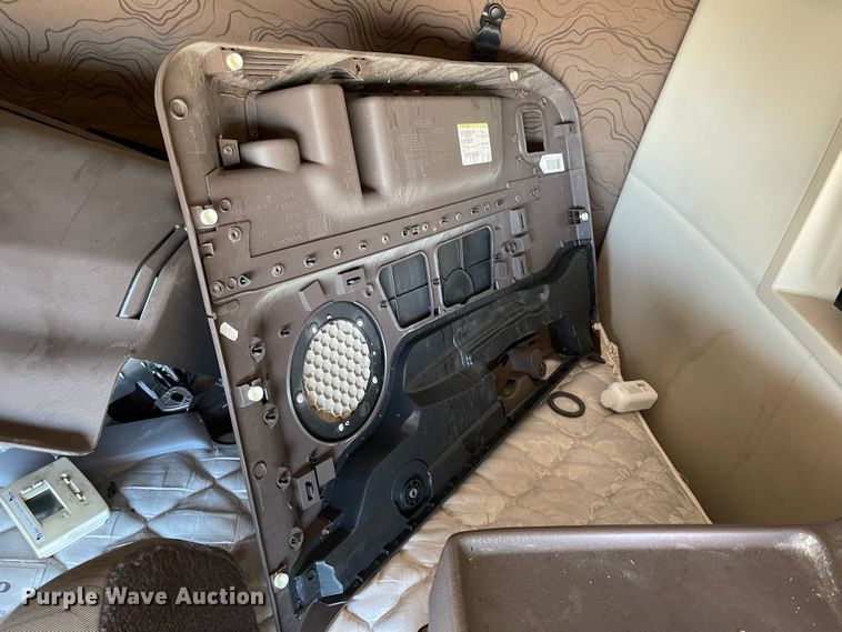 image for item FV9405 2015 Volvo VN Series  semi truck