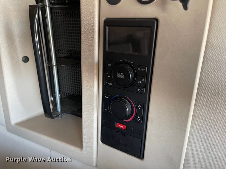 image for item FV9405 2015 Volvo VN Series  semi truck