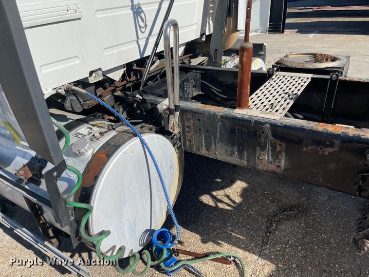 image for item FV9405 2015 Volvo VN Series  semi truck