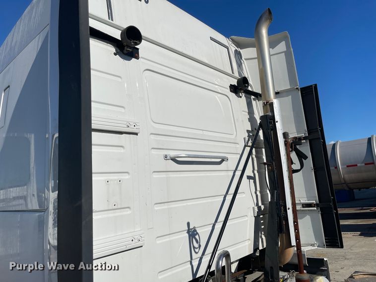 image for item FV9405 2015 Volvo VN Series  semi truck