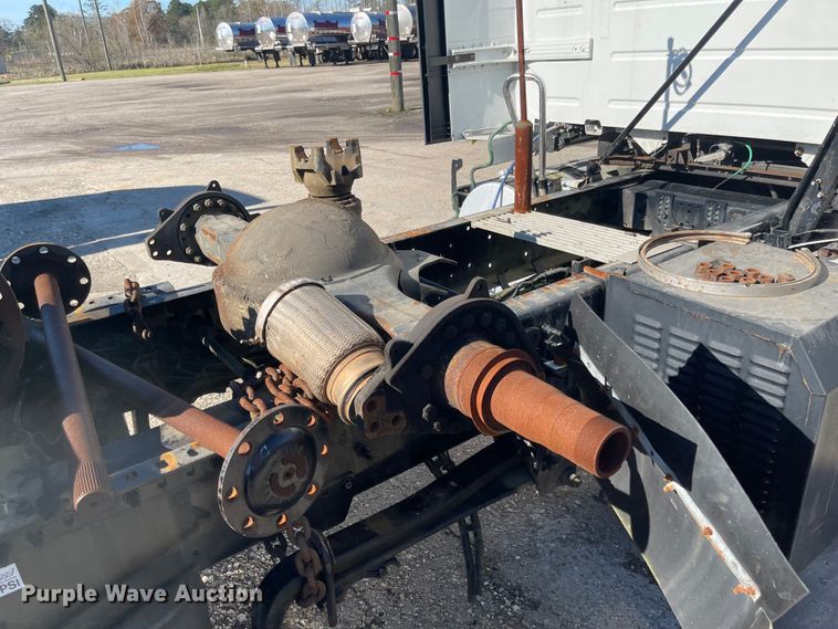 image for item FV9405 2015 Volvo VN Series  semi truck