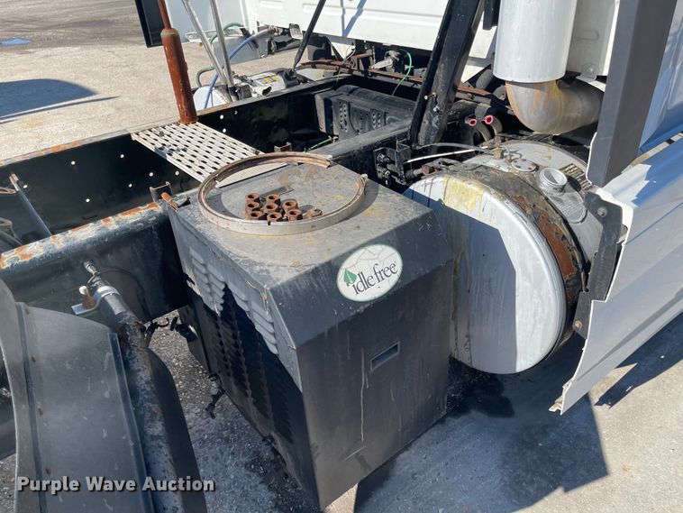 image for item FV9405 2015 Volvo VN Series  semi truck