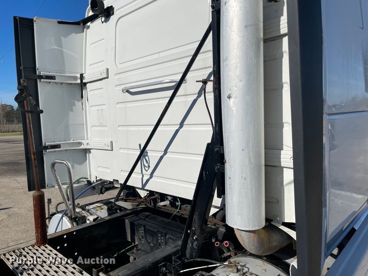 image for item FV9405 2015 Volvo VN Series  semi truck