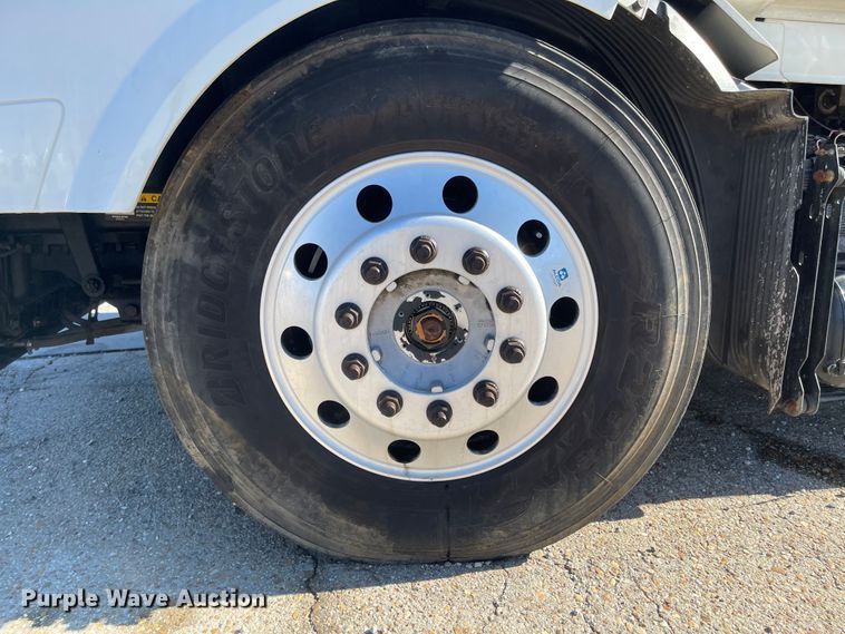 image for item FV9405 2015 Volvo VN Series  semi truck