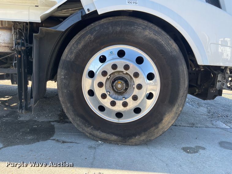 image for item FV9405 2015 Volvo VN Series  semi truck