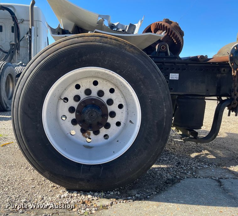 image for item FV9405 2015 Volvo VN Series  semi truck